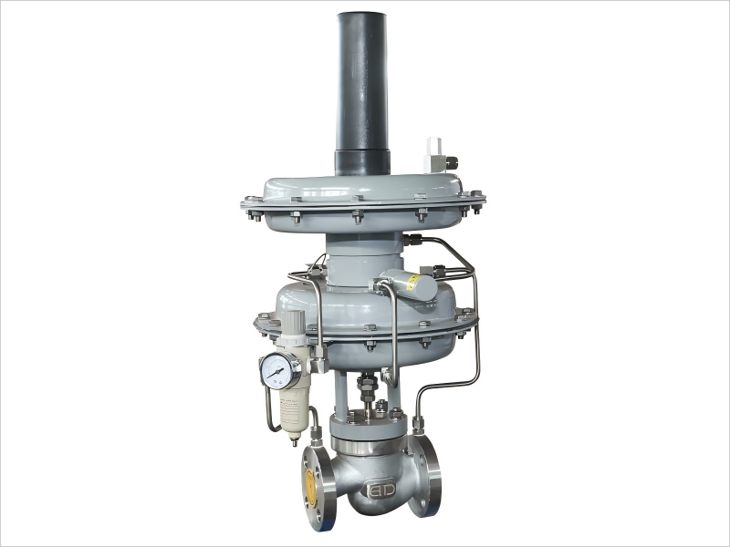 Commander-operated self-acting single-seat pressure regulating valve